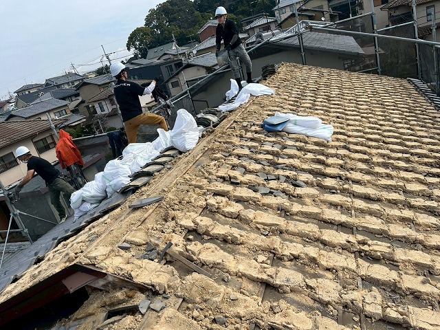 瓦の撤去作業